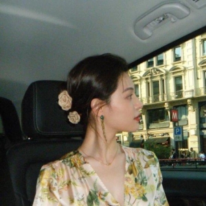 鲜花盛放的春夏交接之际，穿搭也要“花里胡哨”
