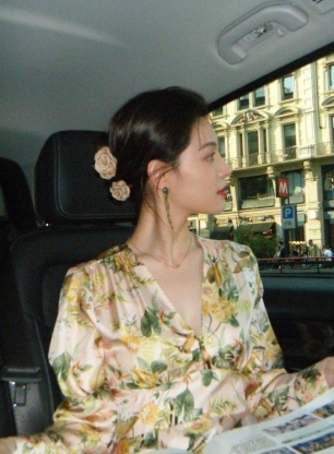 鲜花盛放的春夏交接之际，穿搭也要“花里胡哨”